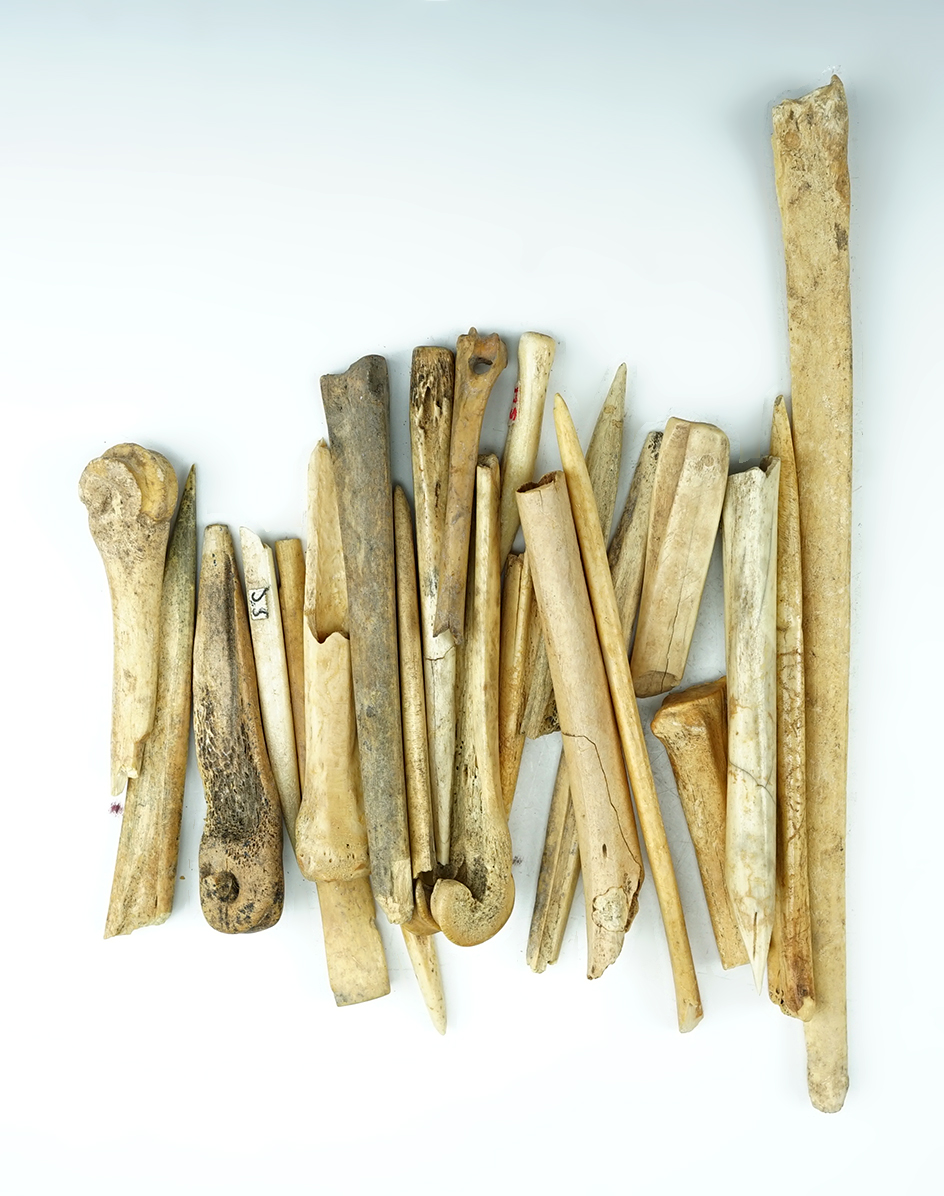 Set of 23 damaged Bone tools found in New Mexico. The largest is 8".