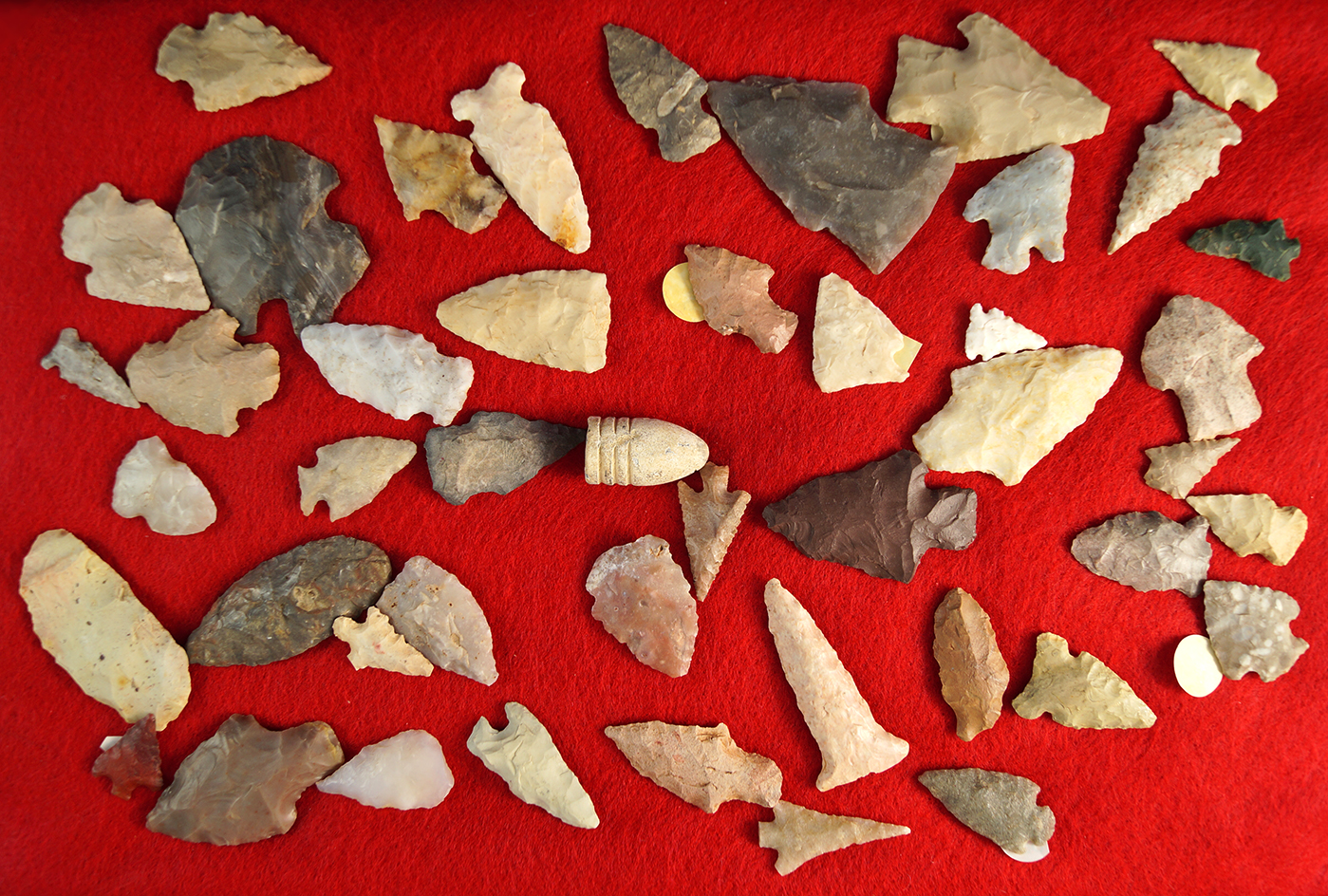 Nice large group of assorted Midwestern artifacts in various conditions, largest is 2 3/16".