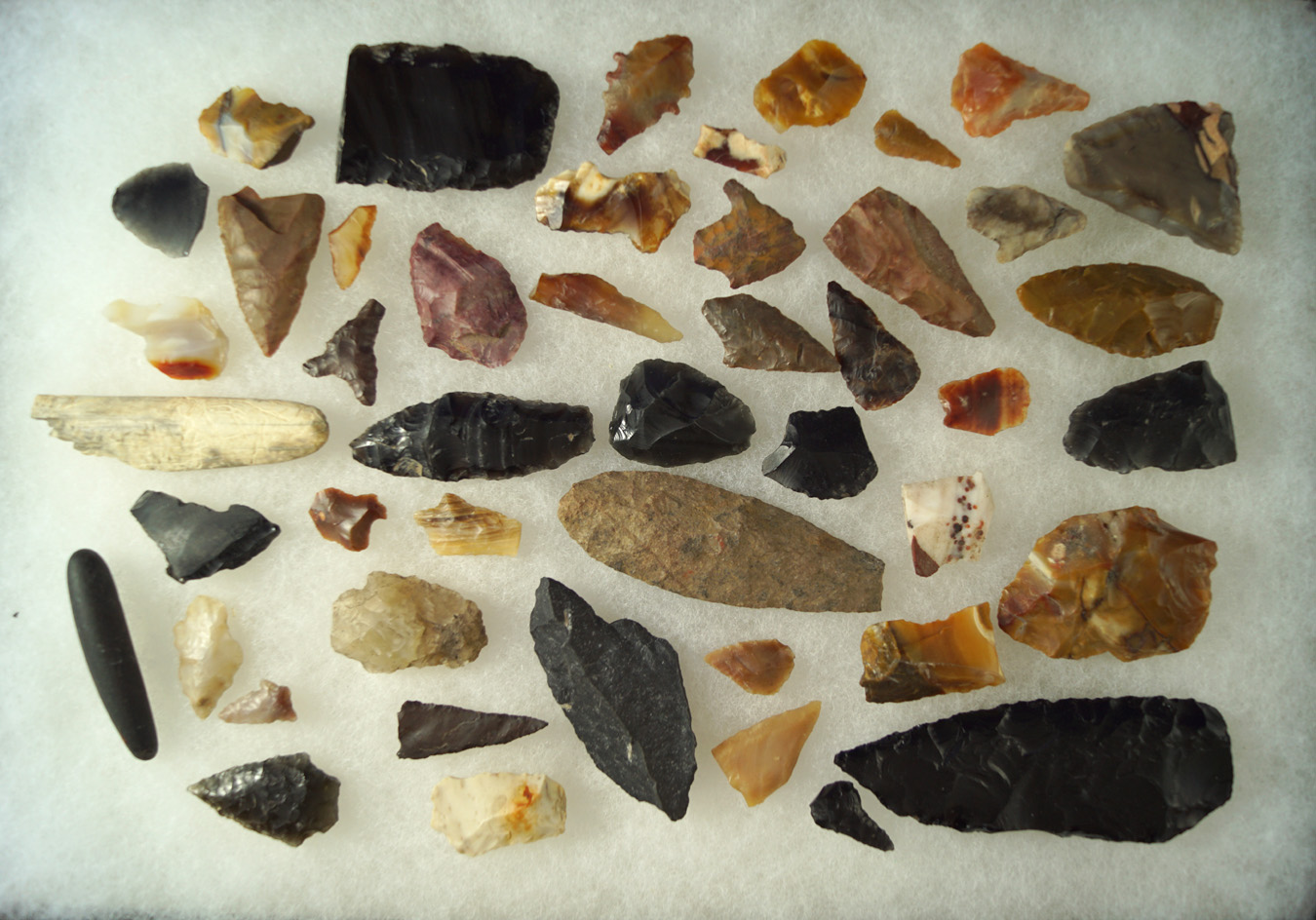 Large group of assorted Western U.S. projectile points, knives and scrapers. Largest is 3 3/16".