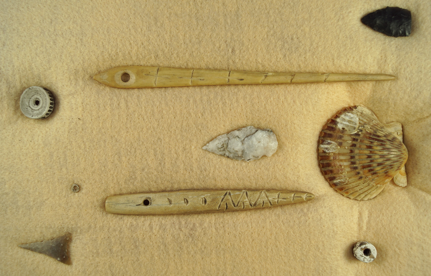 Beautiful group of Western artifacts including projectile points and bone needles/awls.