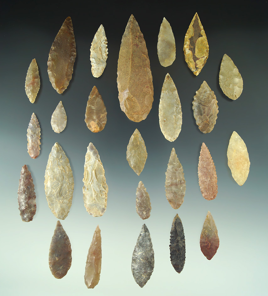 Large set of 25 Neolithic leaf shaped arrowheads found in the northern Sahara desert region