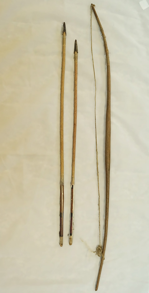 29" short bow and arrows with metal tips from Wyoming.