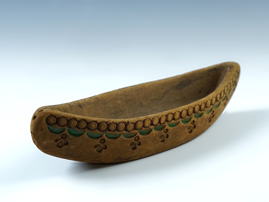 Nicely carved and ornately decorated vintage 7 7/8" canoe - wood. Early Iroquois tourist item.