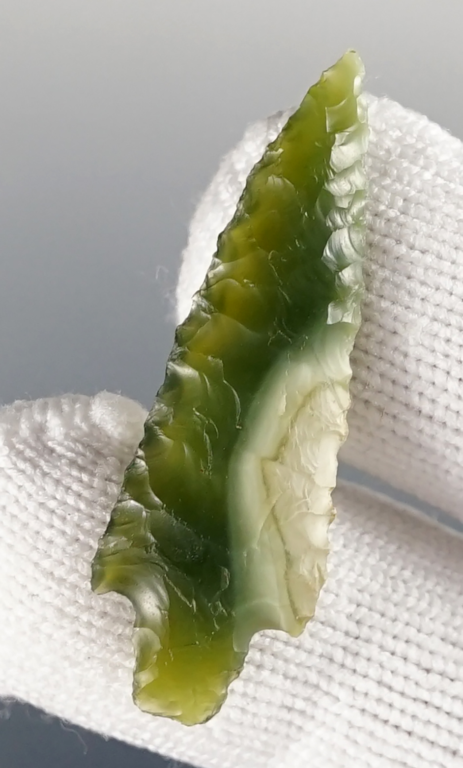 1 1/2" Rabbit Island Dart point made from Agate - Columbia River in Washington. Bennett COA.