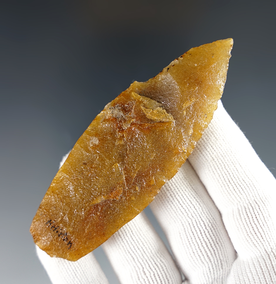 3 9/16" Agate Basin with excellent grinding to the lower blade edges. Wisconsin - Hixton Quartz.