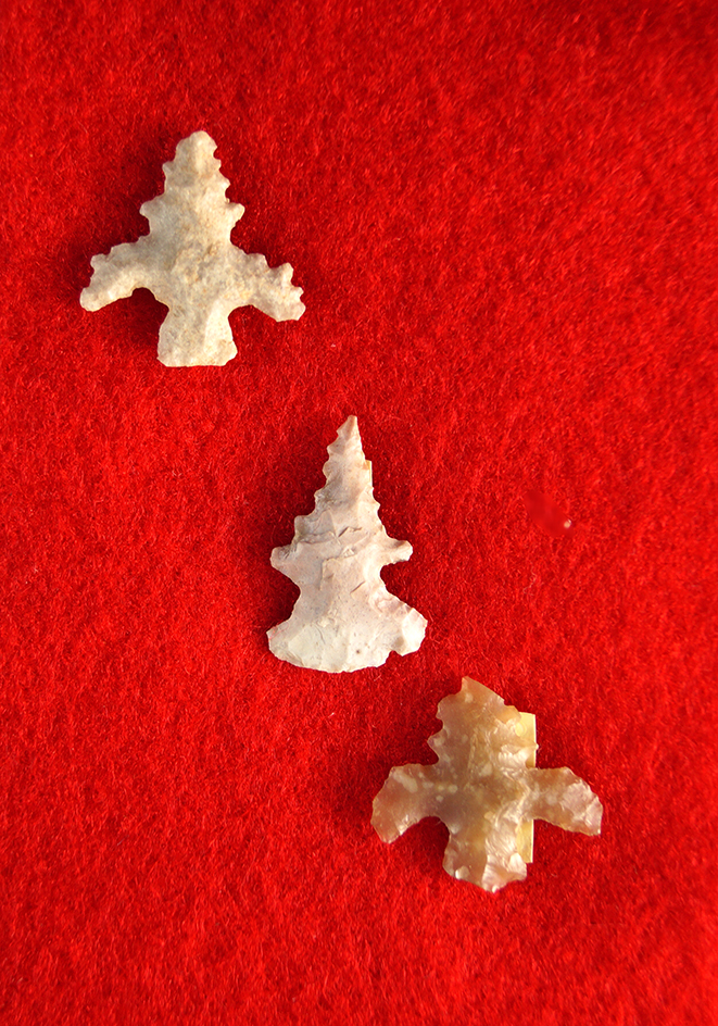 Set of three nicely styled and well serrated Midwestern bird points, largest is 7/8".