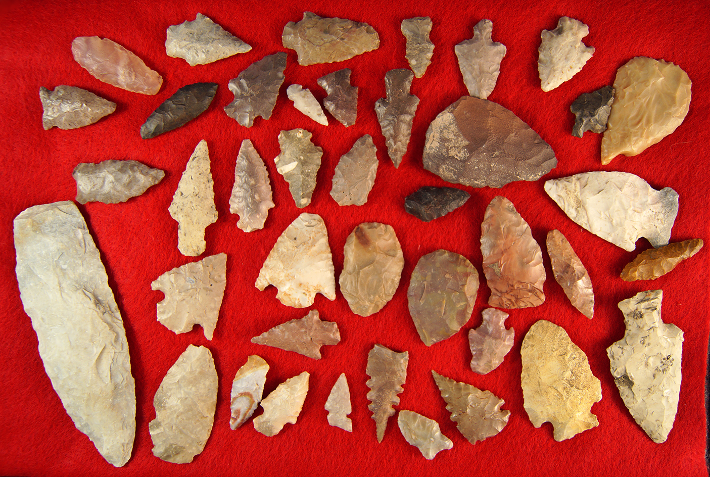 Large group of assorted Midwestern arrowheads and knives, largest is 4 5/16".