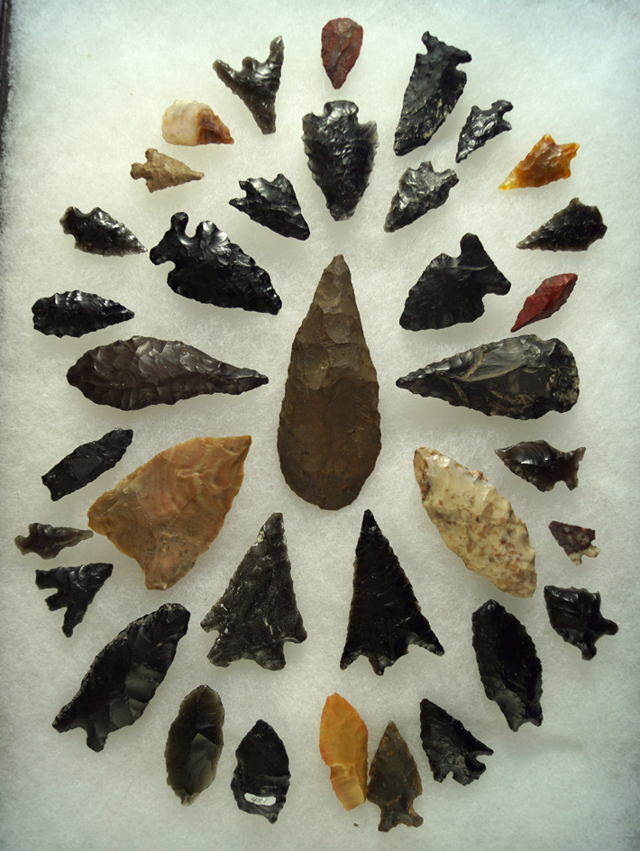Group assorted Western U.S. projectile points and knives, many are Obsidian. Largest is 2 15/16".