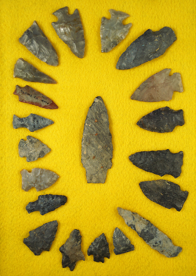 Set of 20 assorted field found Ohio arrowheads including a Paleo Stemmed Lanceolate .