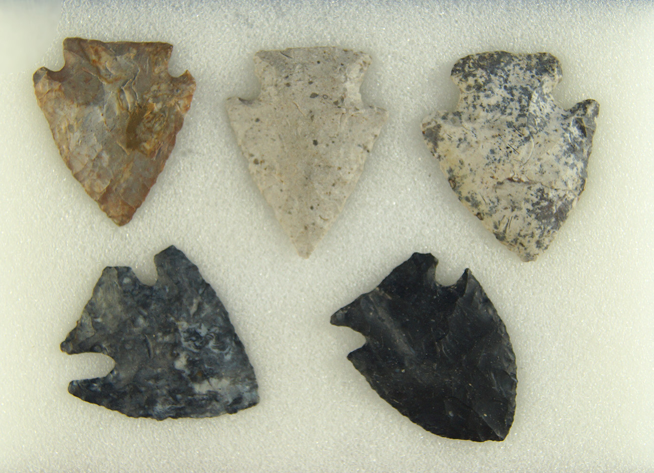 Set of five nicely styled Midwestern Arrowheads, largest is 1 3/8".